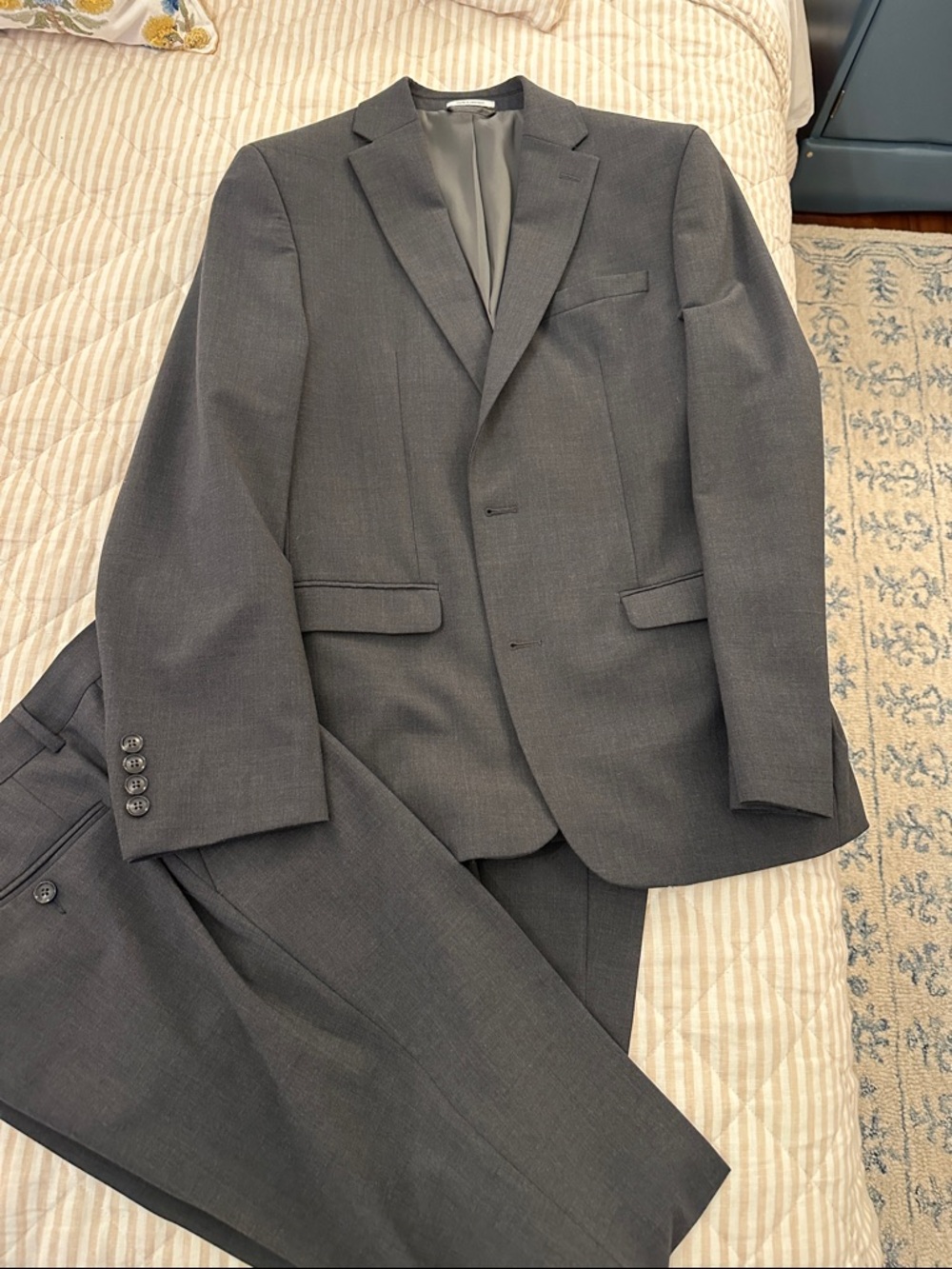 Bar III Men's Charcoal Gray Two-Piece Suit 40R/32W 32L pants are slim fit